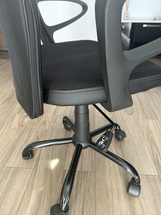 Scaun birou ergonomic din plasa cu spatar înalt,mecanizm balans.
