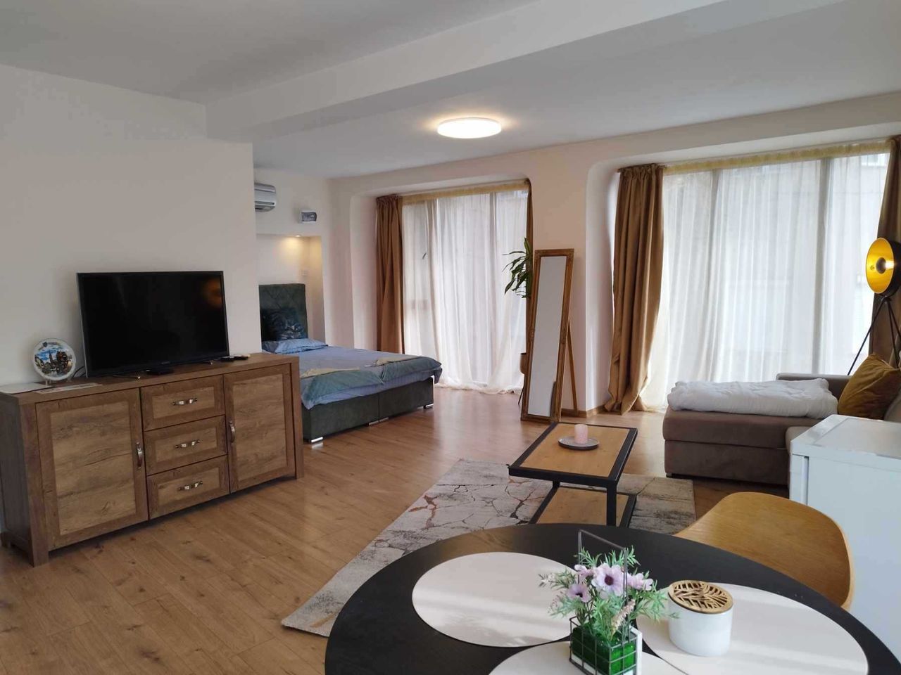 Дава се под наем Къща в Пловдив, Център - 450 кв.м за 2250 € - Снимка #2
