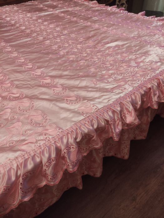 Продам покрывало на двухспальную кровать