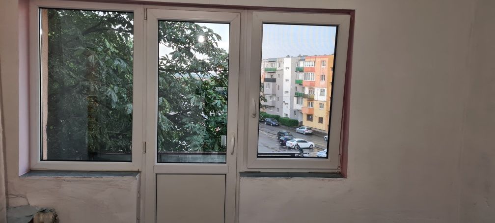 Vand apartament 2 camere izolat , centrala , geamuri termopan