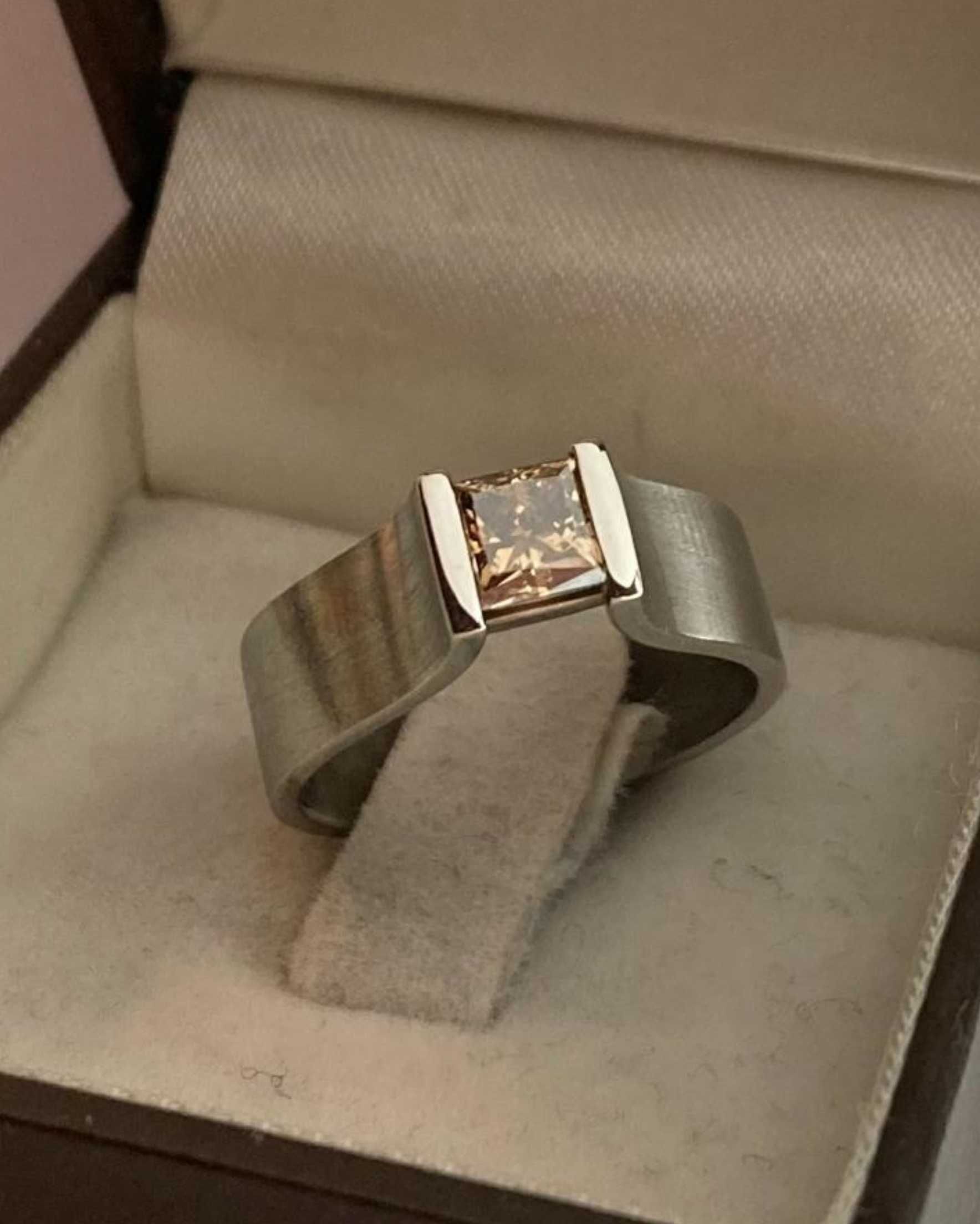 Inel Tension ring white gold 18k+ Princess fancy brown diamond 0.66ct