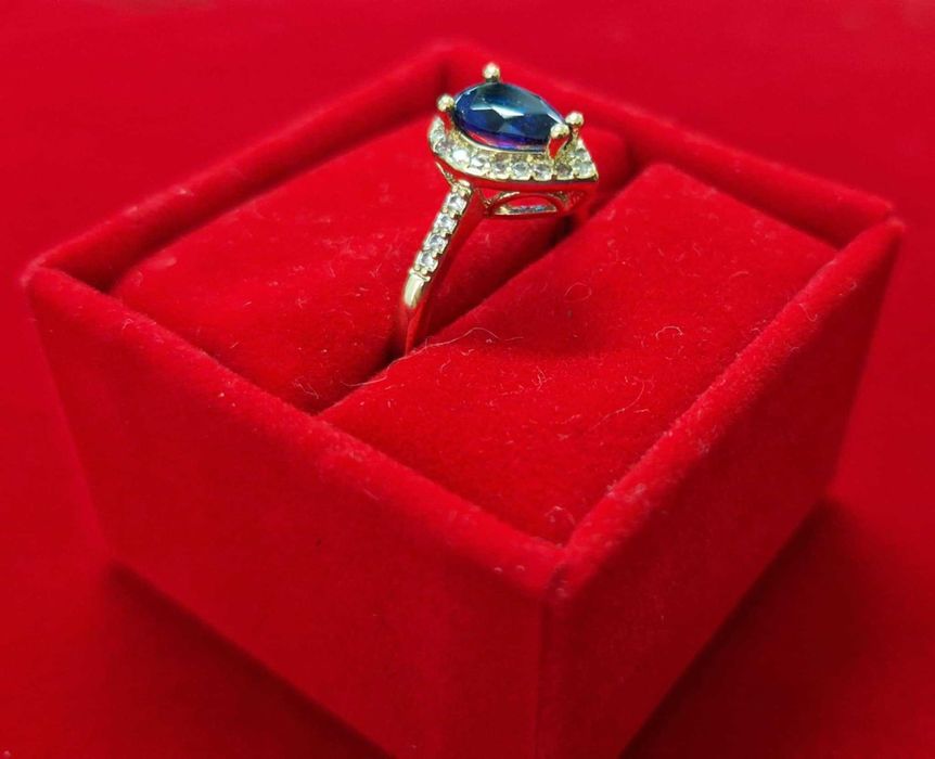 GR48, inel placat aur 18k,nou/marcat, zirconiu alb/safir, deosebit