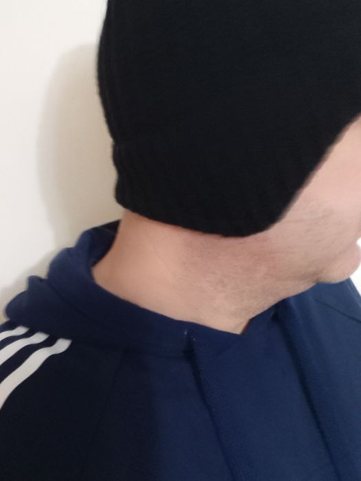 Fes care acoperă urechile pe negru