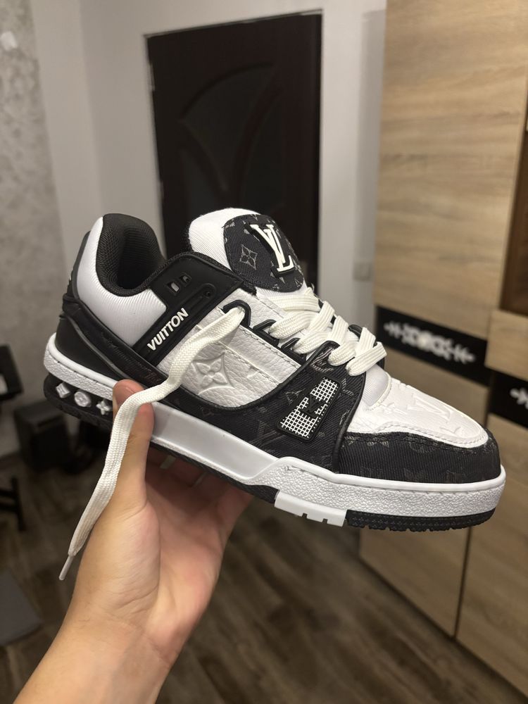 Vand pantofii Louis Vuitton
