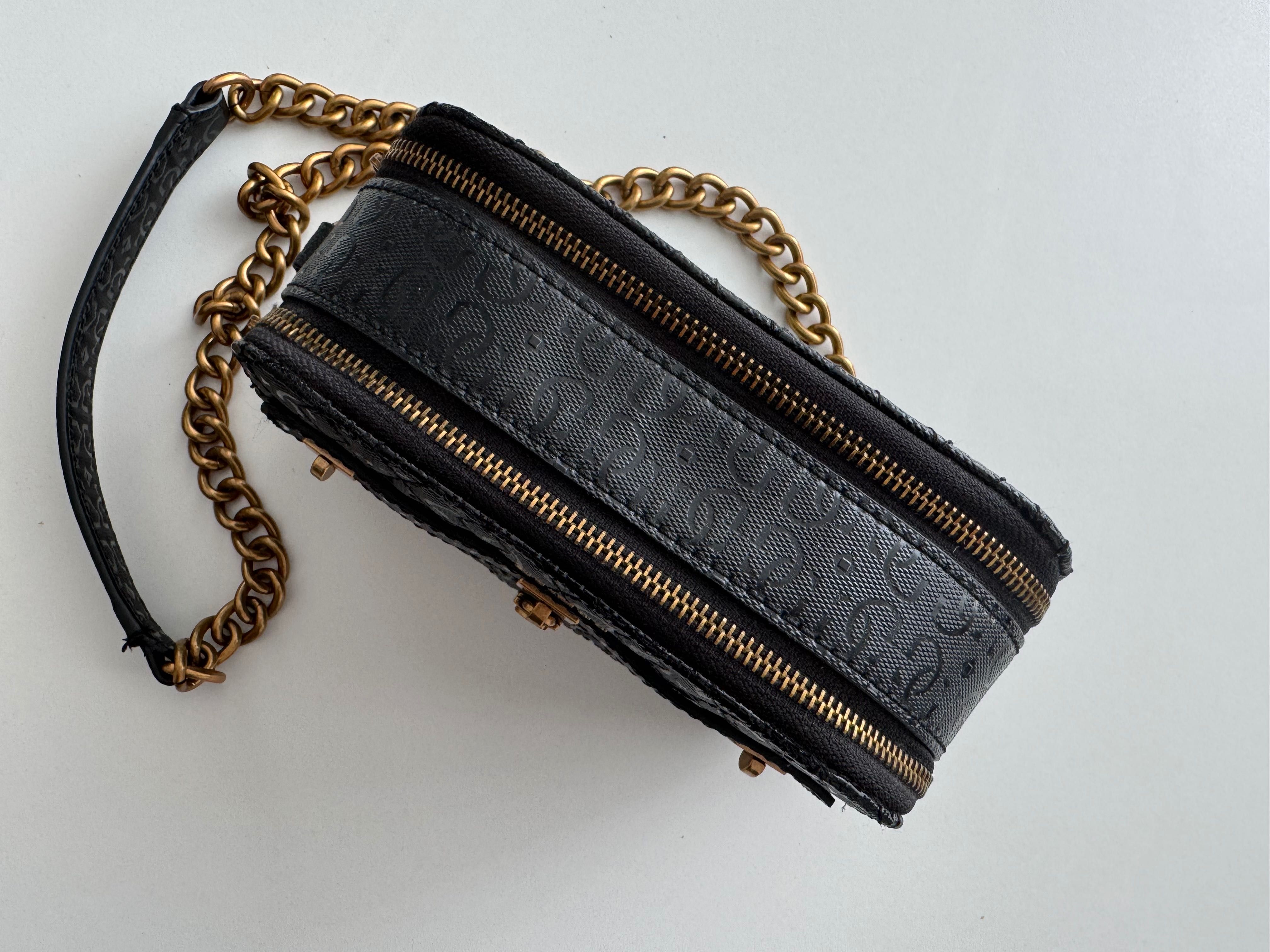 Дамска чанта Guess - малка, черна