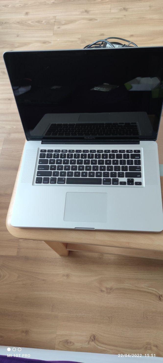 Vand MacBook Pro  (este funcțional lipsește acumulatorul )