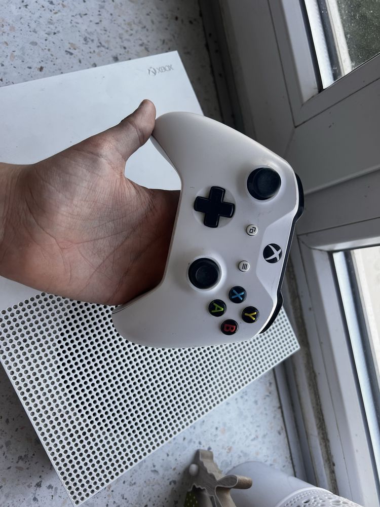 Xbox 1 S +3 игри и джойстик подарък.Доста запазен и с кутия.