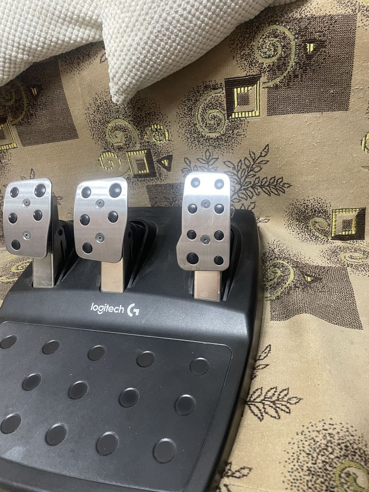 Продаю игровой руль Logitech G29 — почти новый!