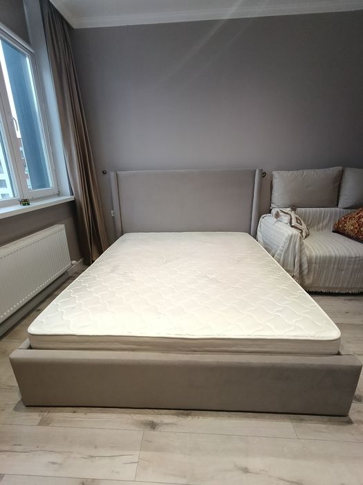 Продается 2-х спальная кровать с матрасом