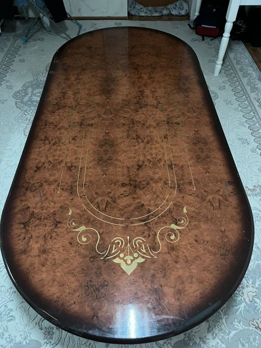 Стол қоңыр түсті