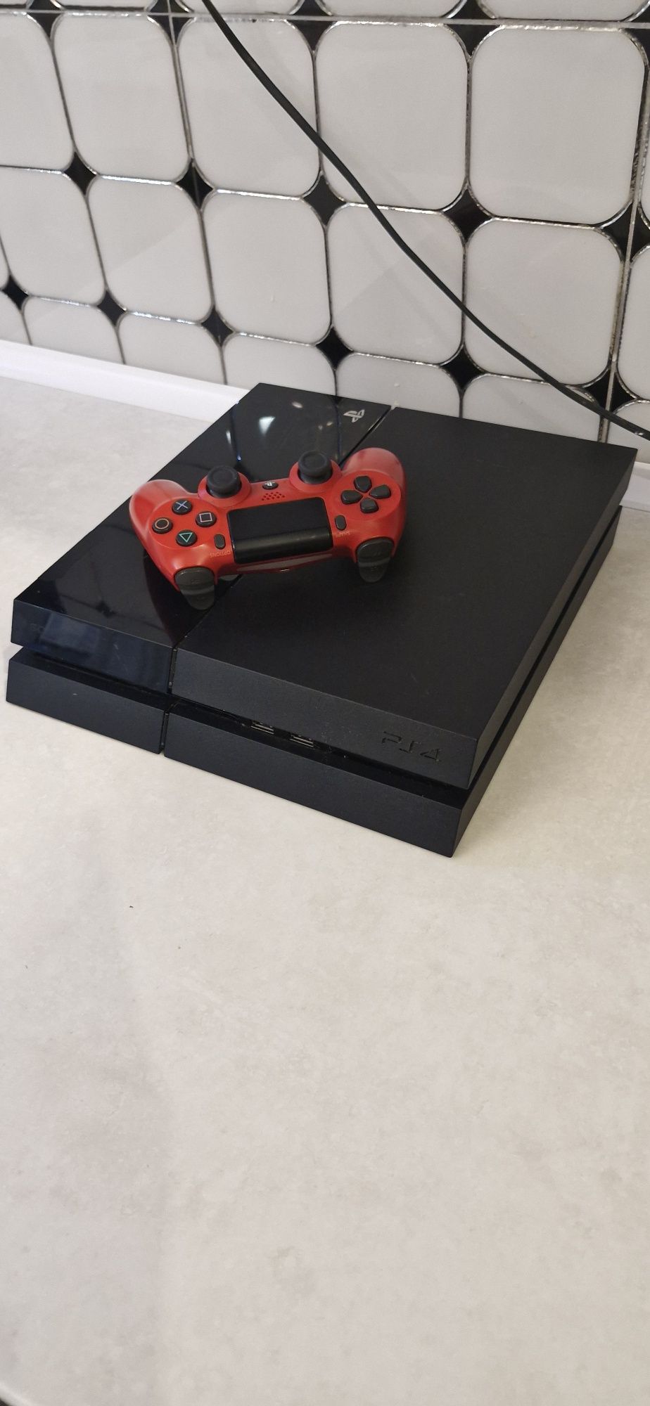 PlayStation4 с красным Джостиком