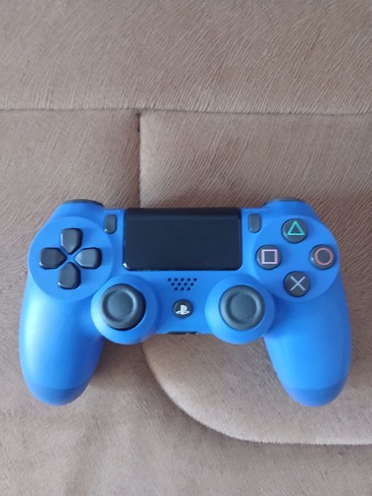 Ps4 pro cu controler și Uncharted 4