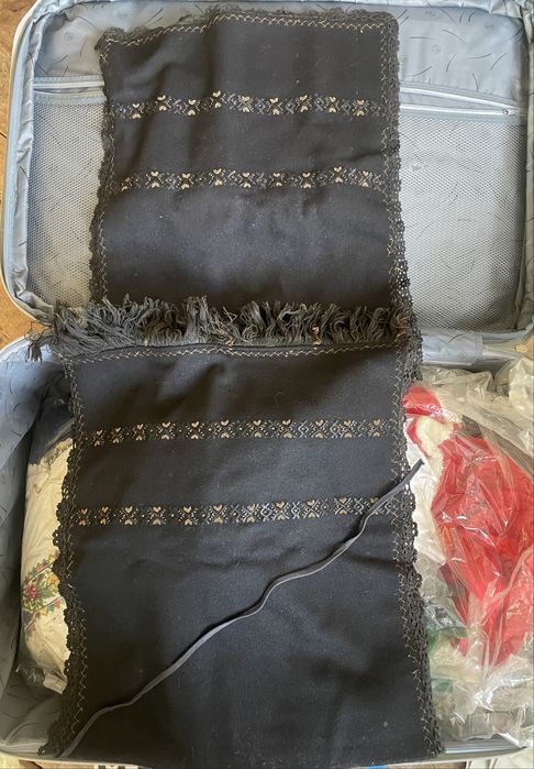 Costum national de peste 70 de ani