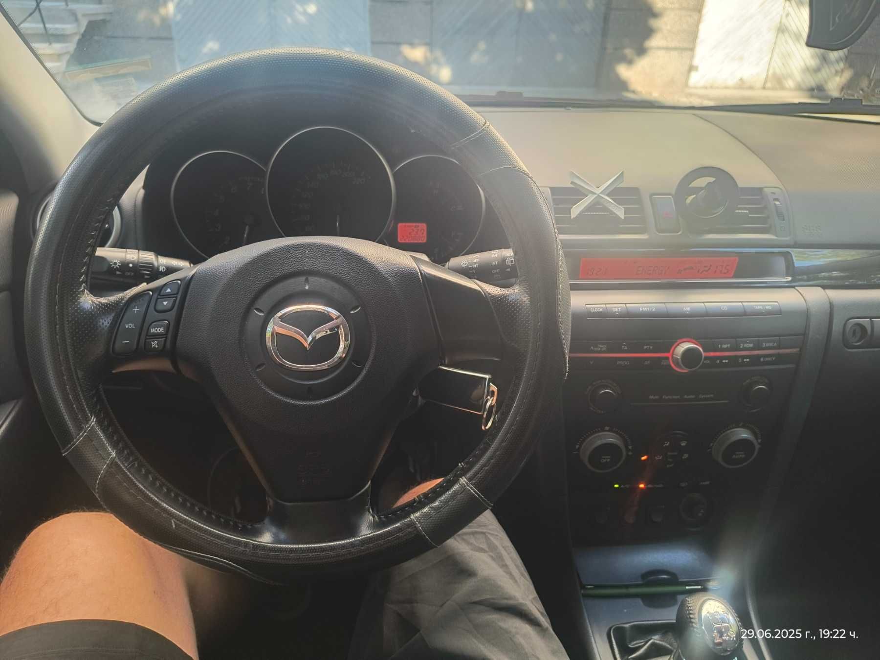 Продавам мазда 3 2004 г