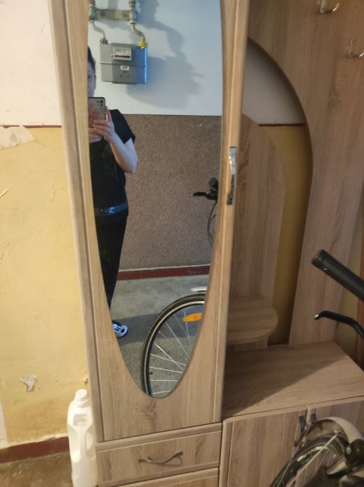 Vând cuier cu oglindă și rafturi