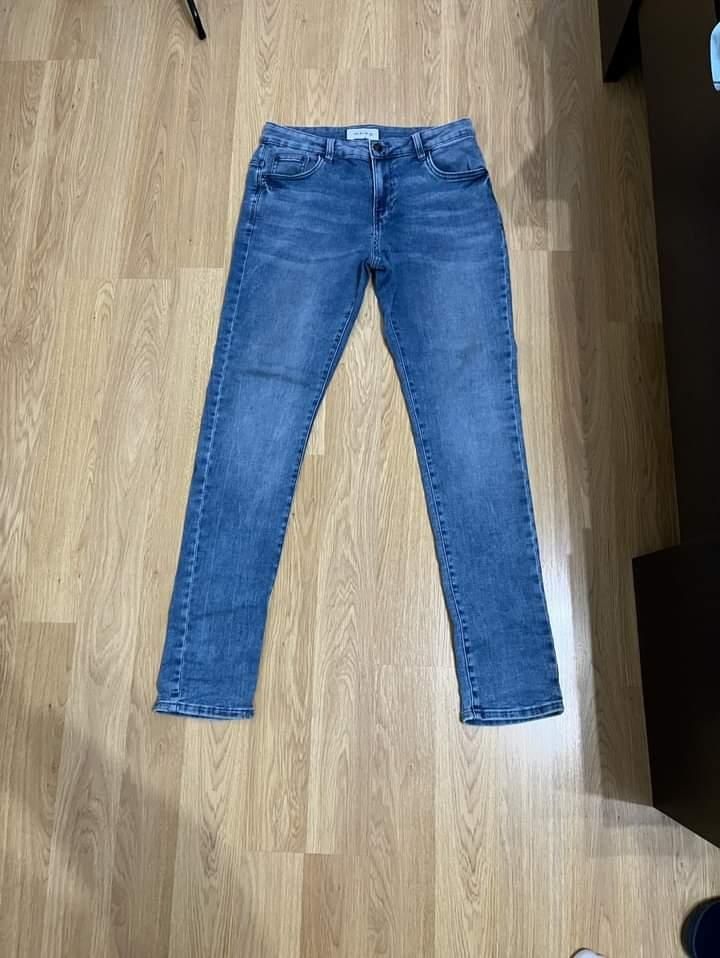 Pantaloni/Blugi/Cargo la 2 perechi luate ofer o sapca new era/jordan