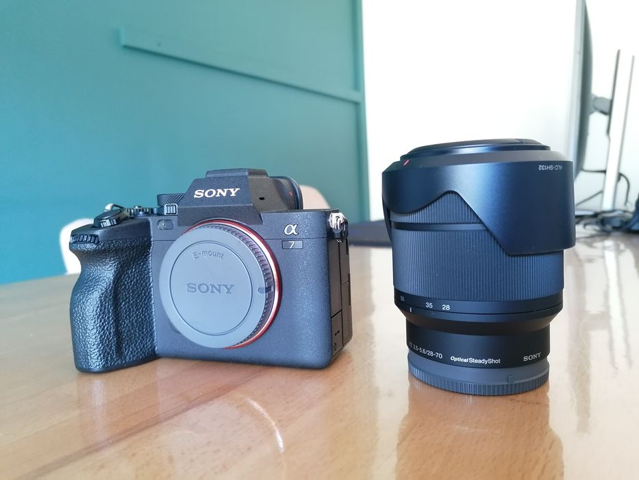 Sony a7iv cu obiectiv de kit