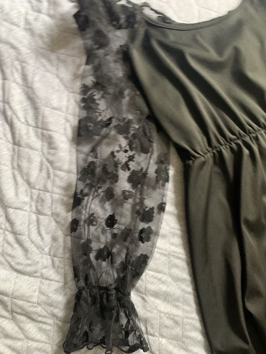 Рокля с дантелени ръкави голям размер