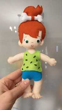 Papusa handmade Pebbles Flintstone, materiale fetru, bumbac 27 cm.