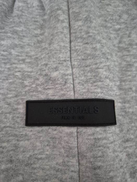 Essentials сив екип