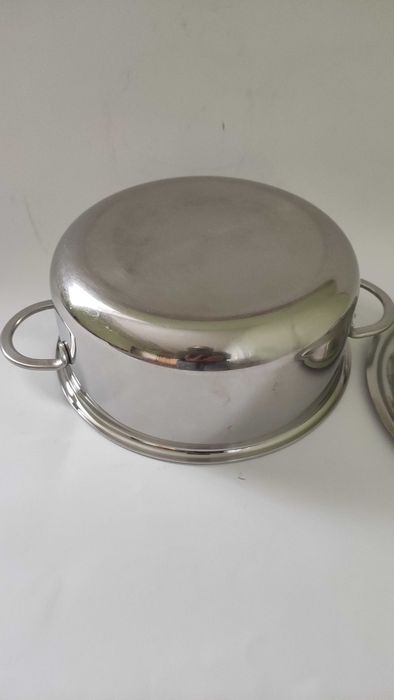 Малка,но масивна швейцарска тенджерка от стомана