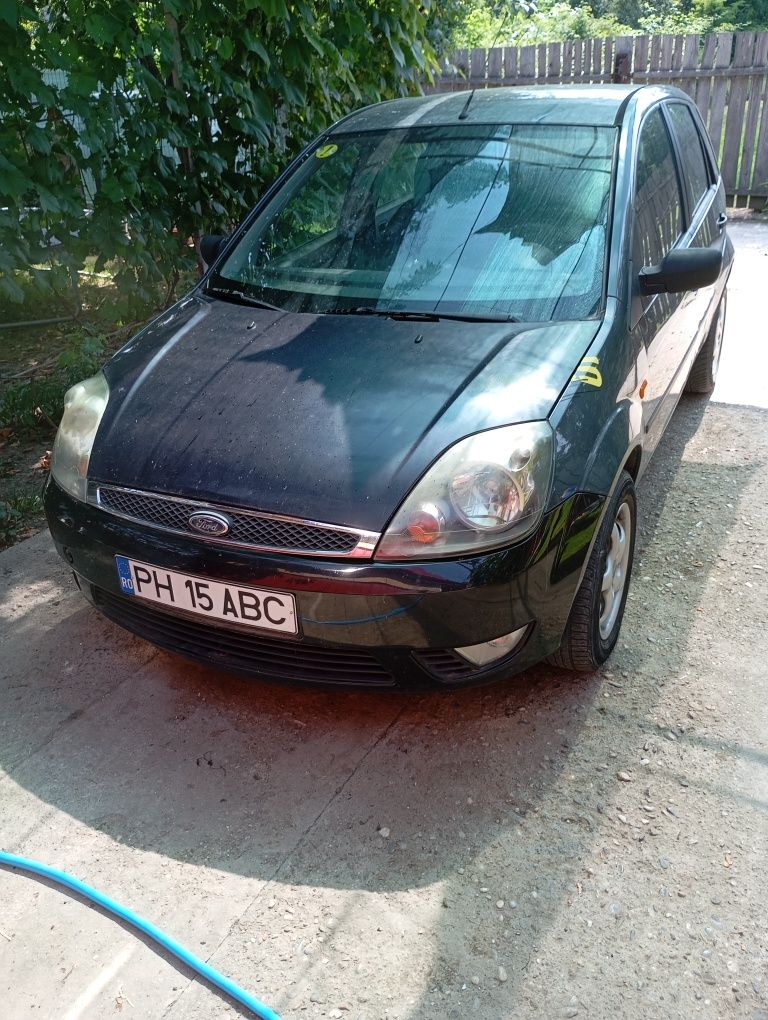 Vând ford fiesta în bună stare mașina are și gpl pe ea