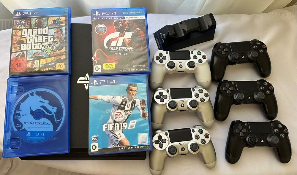PlayStation 4Pro с шестью джойстиками и четырьмя играми