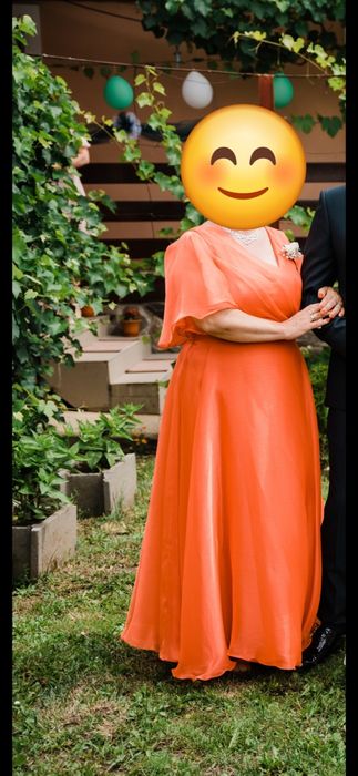 Vând Costum și Rochi