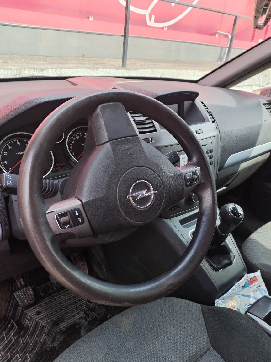 Vând sau schimb Opel Zafira