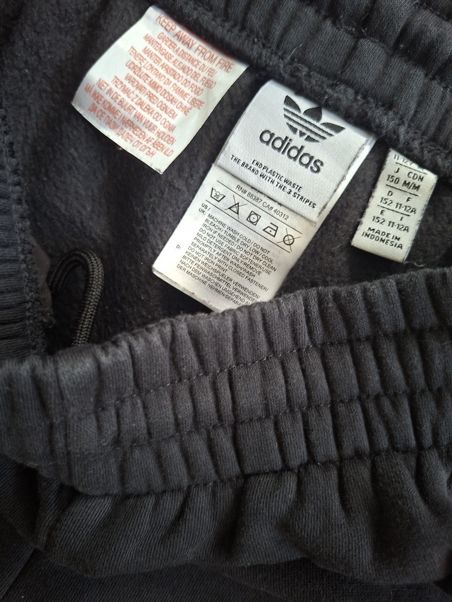 Adidas оригинално долнище, като ново.