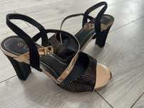 Vand sandale cu toc marimea 35