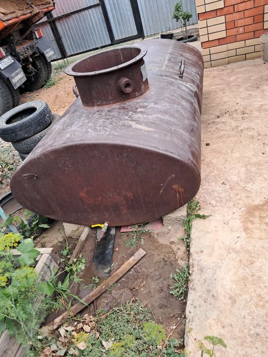 Продажа  металлической емкости 2 куб