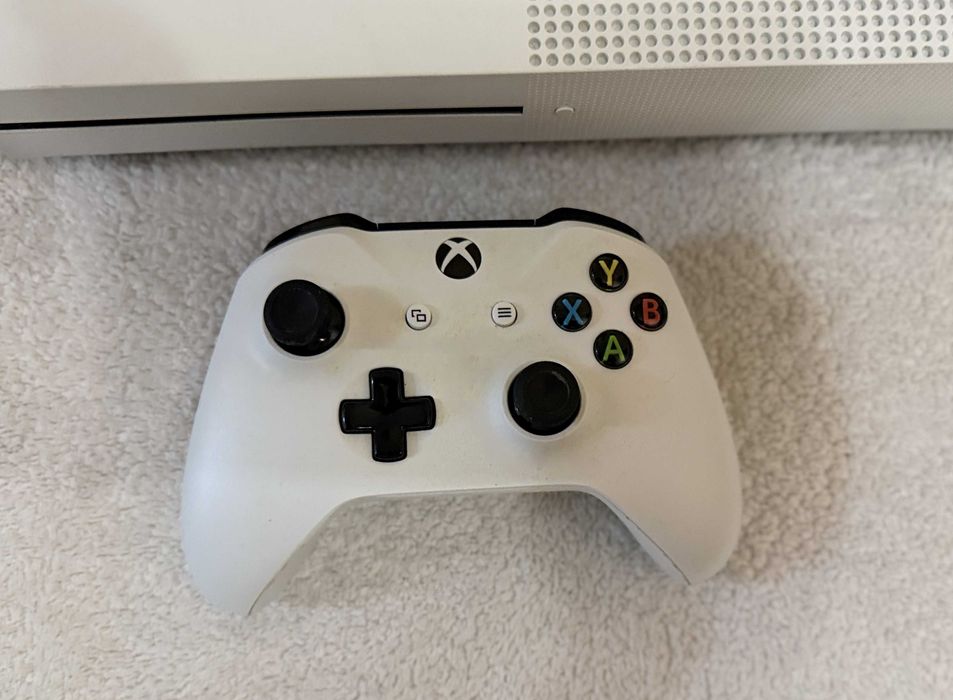 Xbox One S 4K + 4 игри