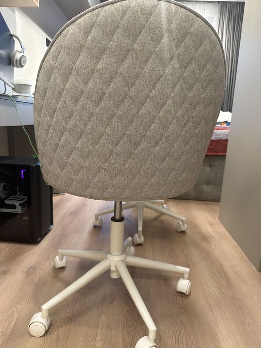 Два броя офис стол за бюро, продават се и по отделно