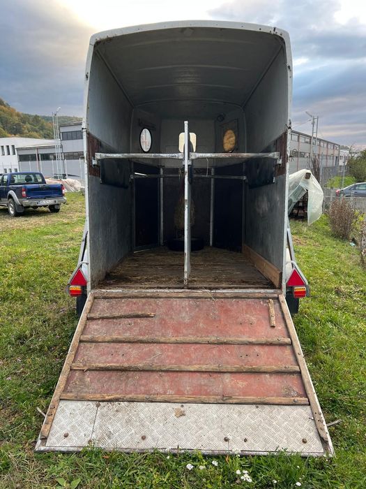 Remorca de cai/remorca transport animale vand