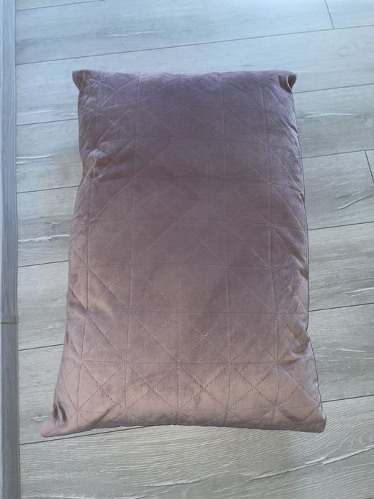 2 perne decorative și scaunul roz potrivit