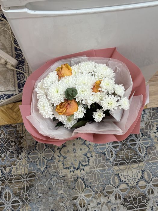 Белые хризантемы с розами свежий