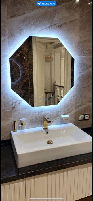 Зеркало с LED подсветкой.
Зеркала для ванной комнаты 
Зеркало с сенсор
