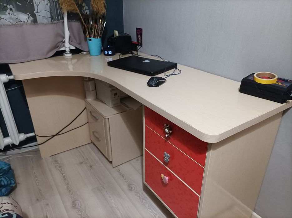 Стол ученический/рабочий и навесной шкафчик