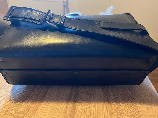 Genta de instalator-piele stare excelenta bonus lampa cu gaz