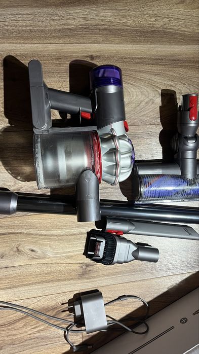 Dyson V8 advanced