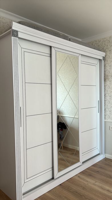 Продается б/у шкаф - купе , с тремя отсеками 220х60х220