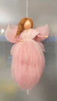 Zânuța Rozeta- Figurină din lână inspirată din pedagogia Waldorf.