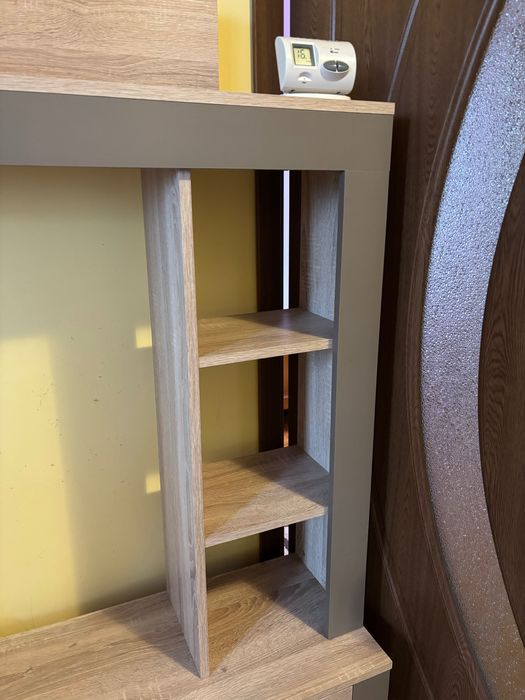 Dulap pentru televizor cu rafturi