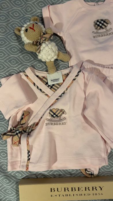 Burberry бебешки комплект с боди