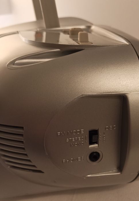 Grundig - Casetofon auto stop, CD, Radio FM și AM