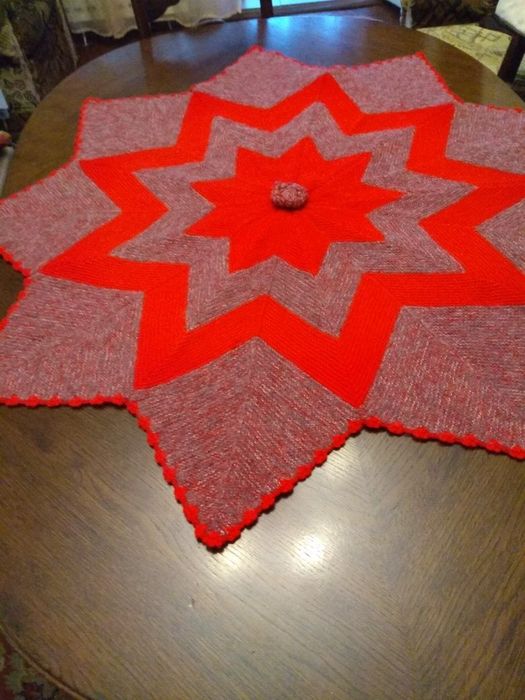 Față de masă lucrată manual și cuvertură de pat .