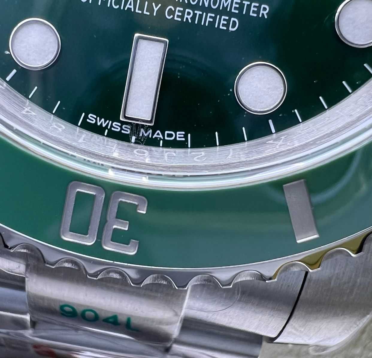 ROLEX Submariner Date 116610 Green Dial hulk edition