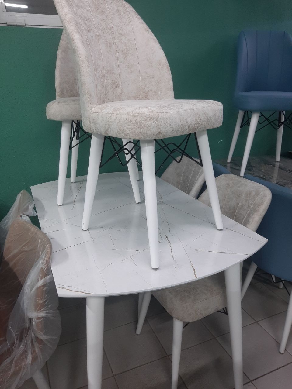 Продаётся стол и стулья