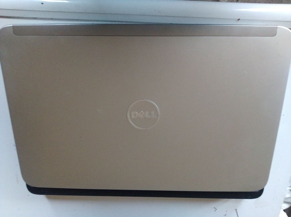 Лаптоп Dell F 11